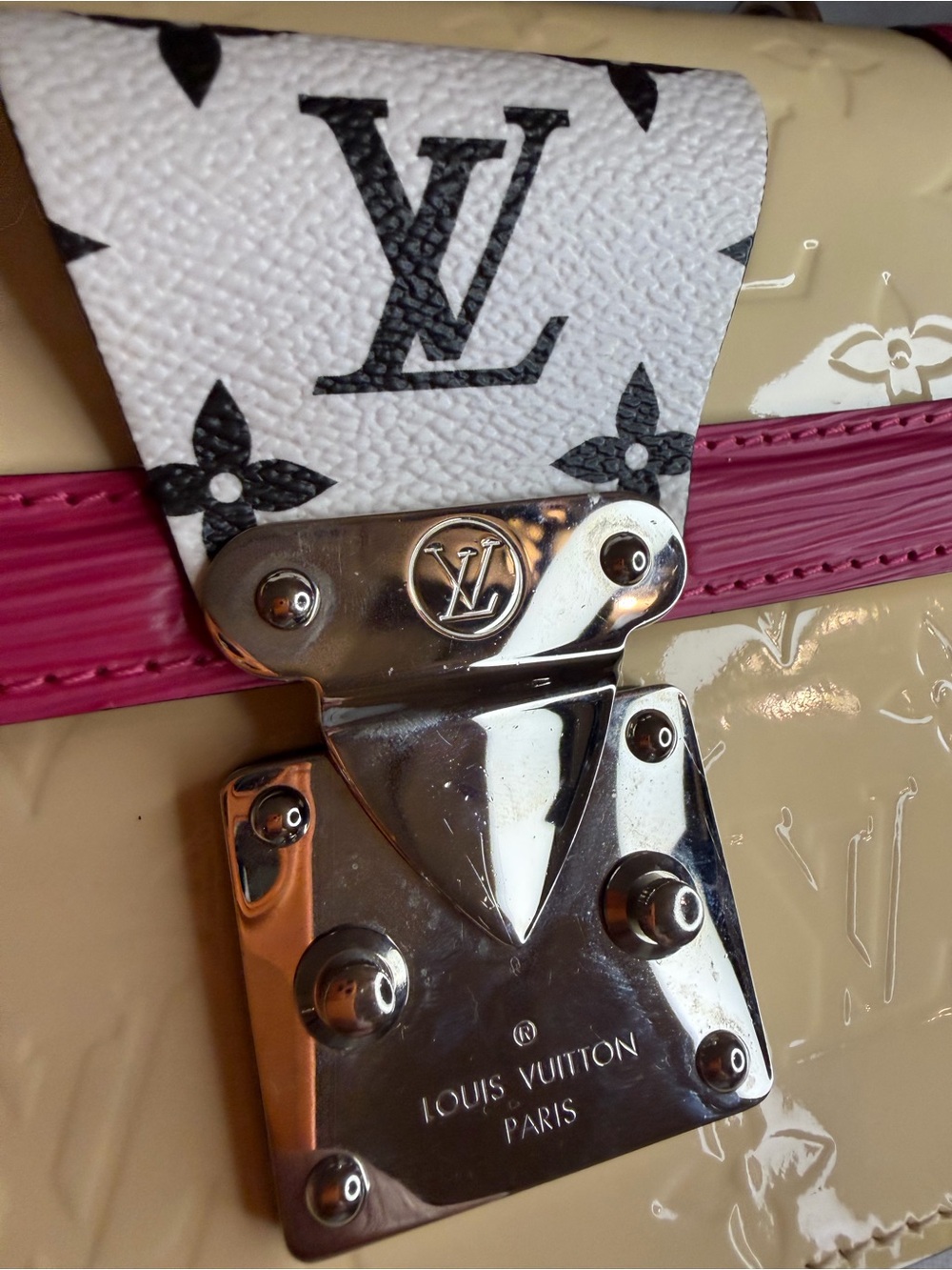 Authentic Louis Vuitton Crème Vernis LV Wynwood Crossbody Shoulder Bag - Picture 7 of 7